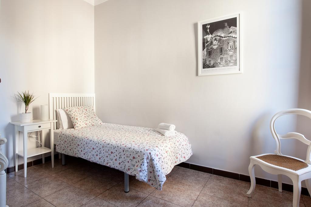 Whatching Sagrada Familia Apartment Barcelona Room photo