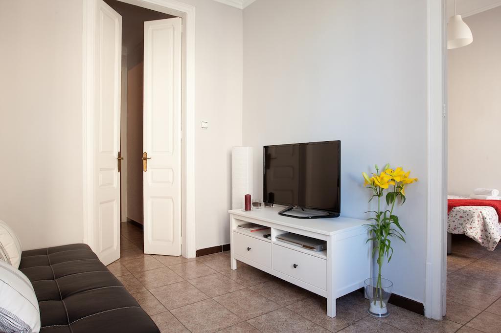 Whatching Sagrada Familia Apartment Barcelona Room photo